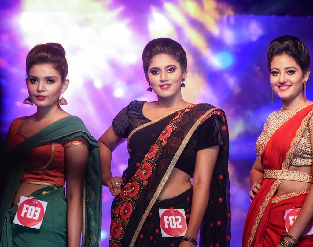 girls on saree